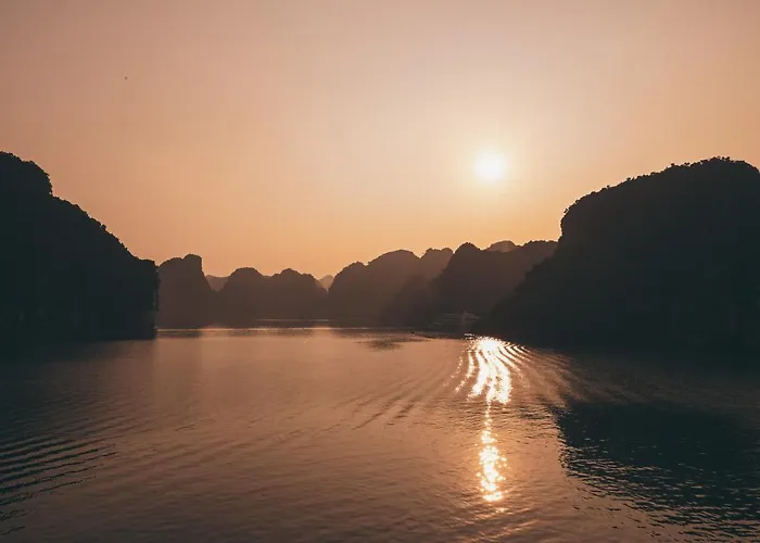 Le Theatre Cruises - Wonder On Lan Ha Bay