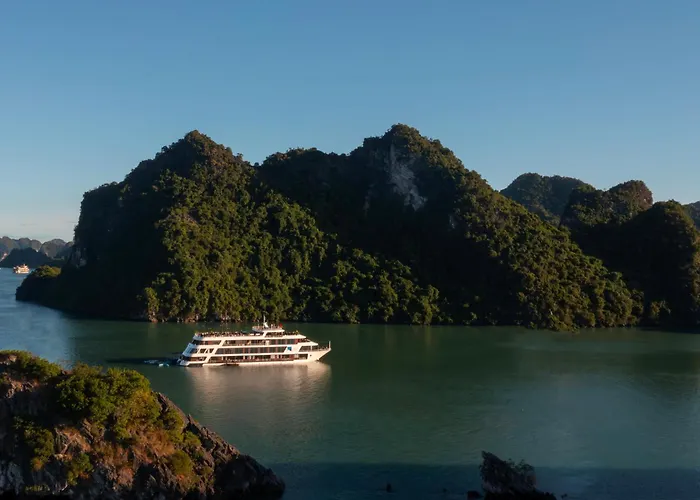  Le Theatre Cruises - Wonder On Lan Ha Bay 5*