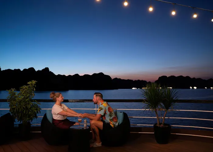 Le Theatre Cruises - Wonder On Lan Ha Bay 